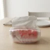 餐桌上的白色單層面紙盒