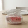 木質餐桌上的透明雙層面紙盒