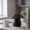 窗邊大理石桌上的黑色蘑菇燈