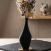餐桌上的霧黑曲線乾燥花瓶