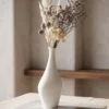大理石桌上的霧白藝術花瓶